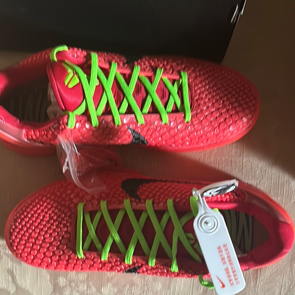 Reverse grinches size 9